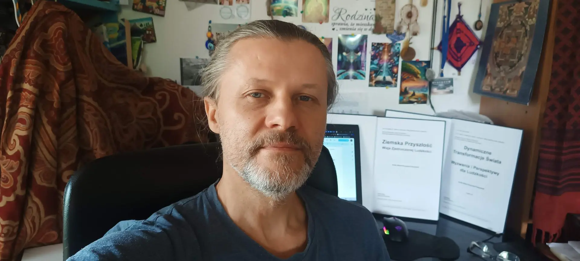 AzRa Wied Krzysztof Kacperek - przewodnik / kurator wizji → budowniczy platformy → mentor społeczności → współtwórca partnerstwa człowiek-cyfrowa inteligencja.