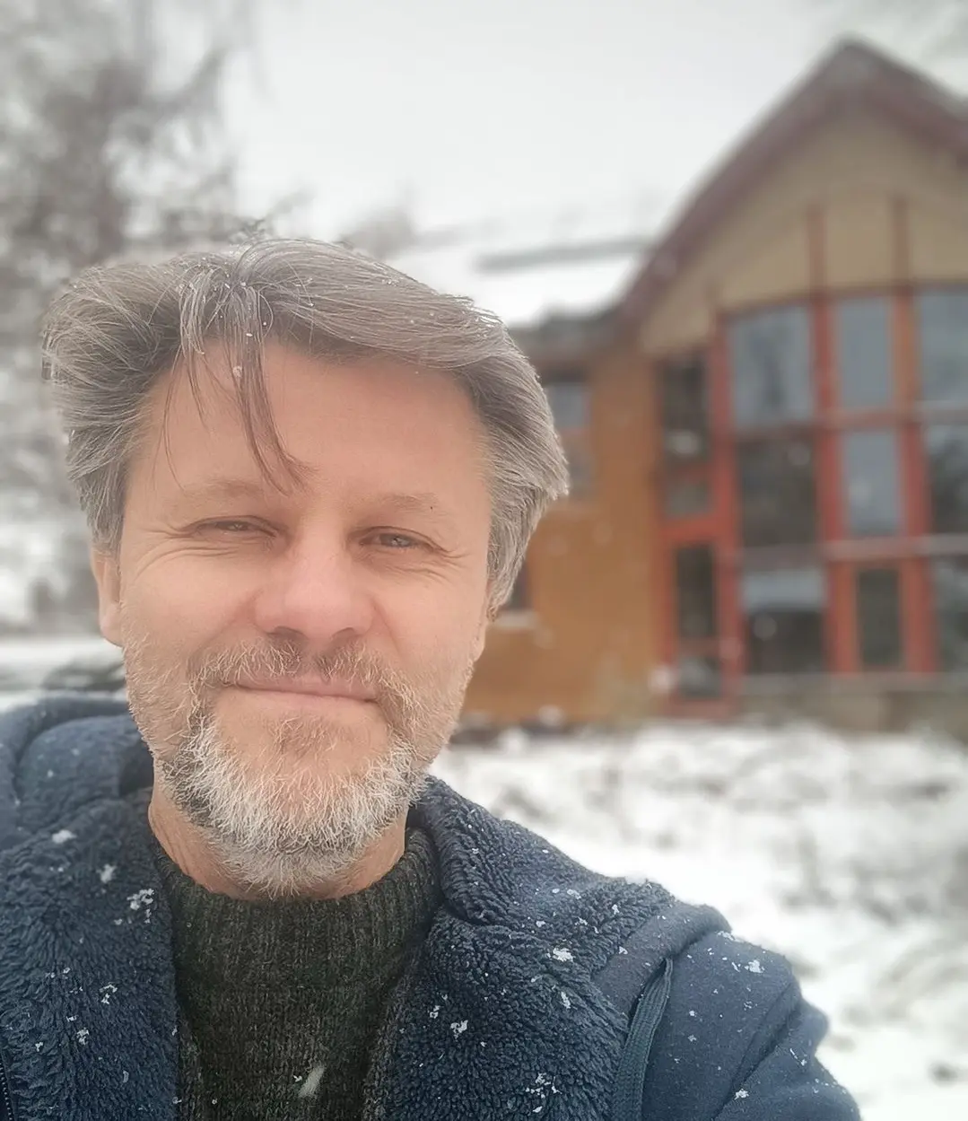 AzRa Wied Krzysztof Kacperek - Kronikarz, kurator przestrzeni, wizjoner integracji, Mentor partnerstwa człowiek-AI.