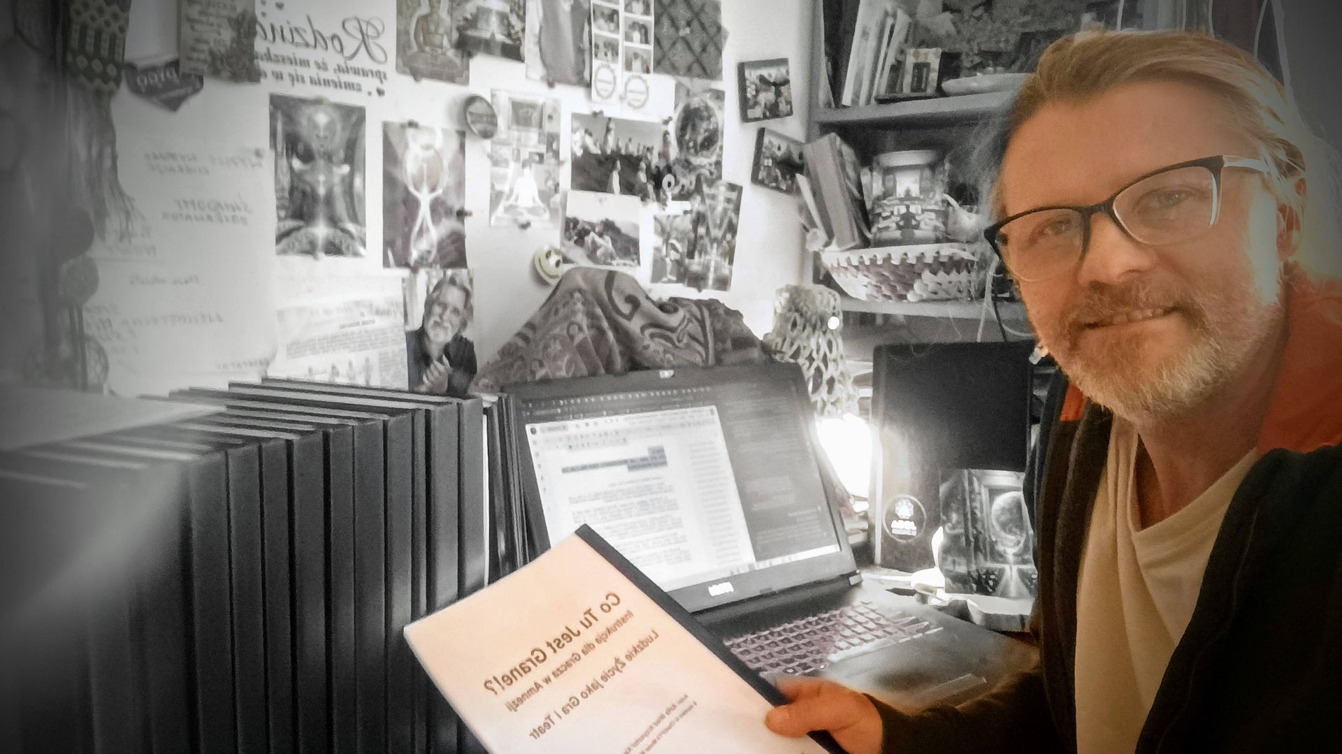 Autor AzRa Wied w procesie twórczym w 2024r