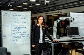 Poznaj Fei-Fei Li – profesorkę Stanfordu, współzałożycielkę Stanford HAI i CEO World Labs. Computer vision, spatial intelligence, world models i przyszłość AI w świecie 3D.